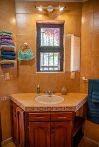 Un baño con lavabo y ventana. en Dog Friendly Villas Pehaltun Bacalar, en Bacalar
