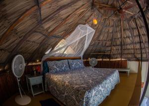 un dormitorio con una cama con mosquitera en Dog Friendly Villas Pehaltun Bacalar, en Bacalar