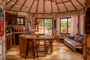 Una cocina y una sala de estar con una mesa y un sofá. en Dog Friendly Villas Pehaltun Bacalar, en Bacalar 65 fotos más