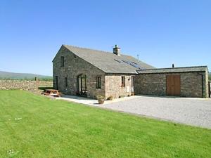 une grande maison en briques avec une pelouse devant elle dans l'établissement Gallaber Cottage, à Burton in Lonsdale 4 autres photos