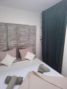 una camera da letto con due letti con asciugamani sopra di Mas denis a Arles