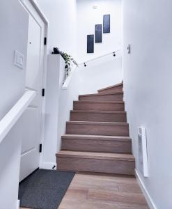 Foto dalla galleria di Cozy 2 BR Suite Self check-in I Free Park Pass a YYC