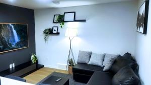 Area soggiorno di Cozy 2 BR Suite Self check-in I Free Park Pass