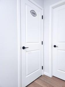 Foto dalla galleria di Cozy 2 BR Suite Self check-in I Free Park Pass a YYC