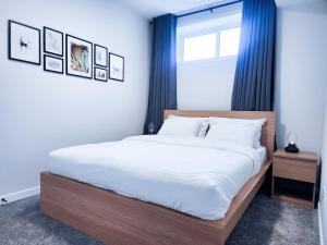 una camera da letto con un letto grande e una finestra di Cozy 2 BR Suite Self check-in I Free Park Pass a YYC