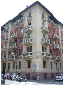 duży budynek z motocyklami zaparkowanymi przed nim w obiekcie A Casa Armenia B&B w Turynie
