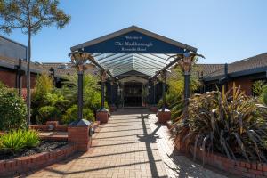 ブレナムにあるRiverside Hotel Marlboroughの看板付きの建物前の歩道