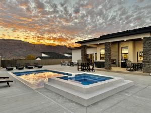 una casa con piscina en medio de un patio en New Exclusive Retreats 4 Bed 5 Bath with Private Pool, en Moab