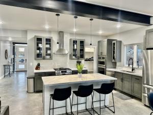 Una cocina con una mesa y algunas sillas. en New Exclusive Retreats 4 Bed 5 Bath with Private Pool, en Moab