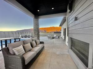 Una sala de estar con un sofá y una chimenea. en New Exclusive Retreats 4 Bed 5 Bath with Private Pool, en Moab