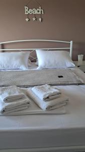 Postel nebo postele na pokoji v ubytování Meerithic ROKKA ROOMS