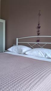 Postel nebo postele na pokoji v ubytování Meerithic ROKKA ROOMS