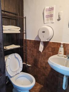 a bathroom with a toilet and a sink at Departamento privado, amplio, Chetumal, Q. Roo in Chetumal