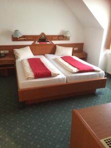 Una cama o camas en una habitación de HOTEL Jerolitsch