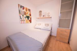 a small bedroom with a bed and a mirror at Babsi`s Möwennest in Schillig