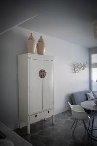 Ein Sitzbereich in der Unterkunft Lusa Beach Studios Under New Management And Newly Renovated