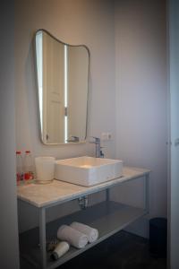 Ein Badezimmer in der Unterkunft Lusa Beach Studios Under New Management And Newly Renovated