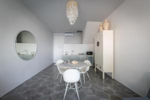 Küche/Küchenzeile in der Unterkunft Lusa Beach Studios Under New Management And Newly Renovated
