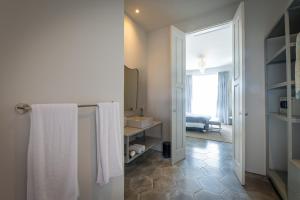Ein Badezimmer in der Unterkunft Lusa Beach Studios Under New Management And Newly Renovated