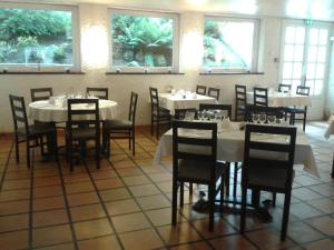 A restaurant or other place to eat at Le Baudilois