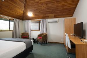 TV a/nebo společenská místnost v ubytování Riverside Hotel Marlborough