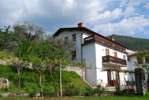 Nespecifikovaný výhled na hory nebo výhled na hory při pohledu z hotelu