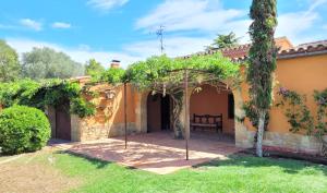 a house with a patio in the yard at Casa de campo en el Empordà in Cruïlles