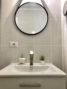 a bathroom with a sink and a mirror at Casa Ambra in Sadova