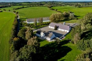 una vista aerea di una grande casa in un campo di Spacious House With Room For Relaxation And Play a Brenderup