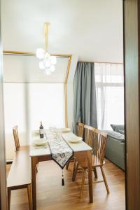 名古屋市にあるX103Nagoya Station area courtyard rental detached houseのテーブルと椅子とベッドのあるダイニングルーム