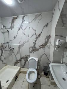 Ένα μπάνιο στο Shodlik Hotel
