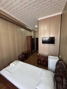Ένα ή περισσότερα κρεβάτια σε δωμάτιο στο Shodlik Hotel