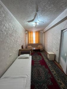 Ένα ή περισσότερα κρεβάτια σε δωμάτιο στο Shodlik Hotel