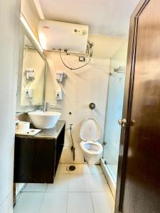 Koupelna v ubytování Hotel Grand Arcasia Saket- Near PVR Anupam