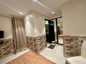 TV a/nebo společenská místnost v ubytování Hotel Grand Arcasia Saket- Near PVR Anupam
