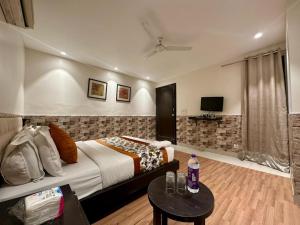 TV a/nebo společenská místnost v ubytování Hotel Grand Arcasia Saket- Near PVR Anupam