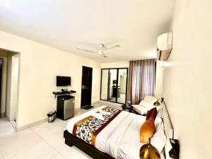 Postel nebo postele na pokoji v ubytování Hotel Grand Arcasia Saket- Near PVR Anupam
