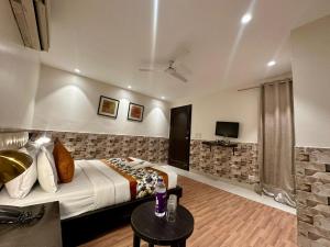 TV a/nebo společenská místnost v ubytování Hotel Grand Arcasia Saket- Near PVR Anupam