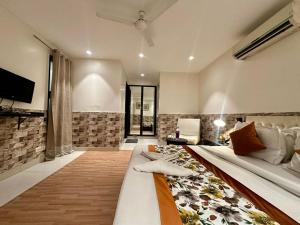 Postel nebo postele na pokoji v ubytování Hotel Grand Arcasia Saket- Near PVR Anupam