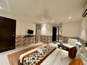 TV a/nebo společenská místnost v ubytování Hotel Grand Arcasia Saket- Near PVR Anupam