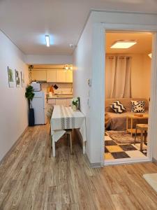 eine Küche und ein Wohnzimmer mit einem Tisch in der Unterkunft Soul of Seoul - Cozy 3 room stay, 3min from SNU Station in Seoul