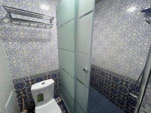 un baño con inodoro y ducha en Boutique Hostel, en Samarkand