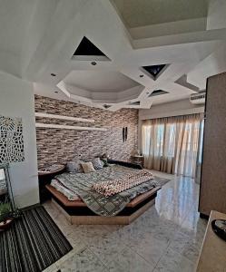 ein Schlafzimmer mit einem großen Bett und einer Ziegelwand in der Unterkunft Orientalna Willa in Hurghada
