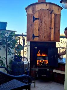 ein Kamin auf einem Balkon mit Kamin in der Unterkunft Orientalna Willa in Hurghada + 105 Fotos