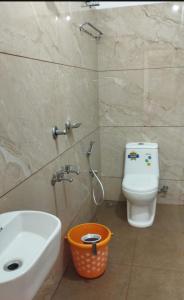 Ένα μπάνιο στο Samaria Homestay Fort Kochi, Deluxe double room