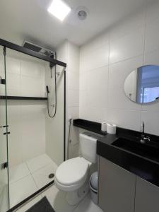 a bathroom with a toilet and a sink and a shower at Apto Completo na Chac Sto Antonio 7 min do Vibra SP in Sao Paulo +12 photos
