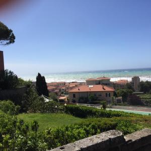 een uitzicht op de oceaan vanuit een huis bij Residence Il Fiocco in San Vincenzo