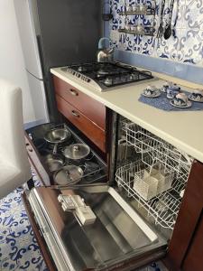 - une cuisine équipée d'un four avec des casseroles et des poêles dans l'établissement B&b Isabel, à Salerne 10 autres photos