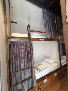 Łóżko lub łóżka w pokoju w obiekcie Black Swan Hostel Sevilla