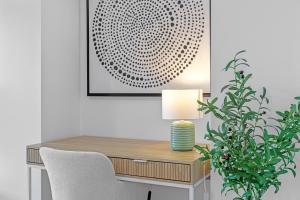 ブリスベンにあるModern Southbank Parklands Apartment Retreatのデスク(ランプ付)